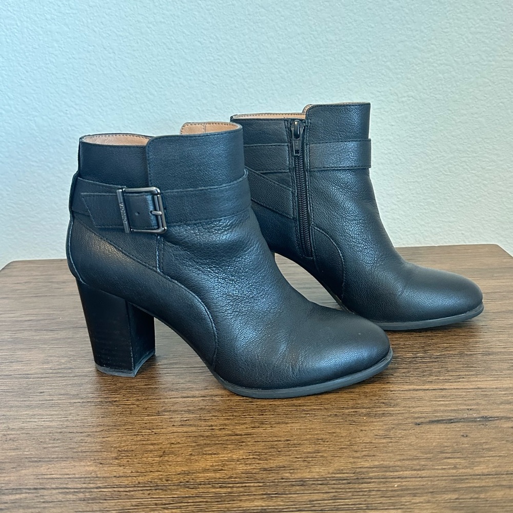 Vionic Size 6.5 Black Chunky Heeled Booties